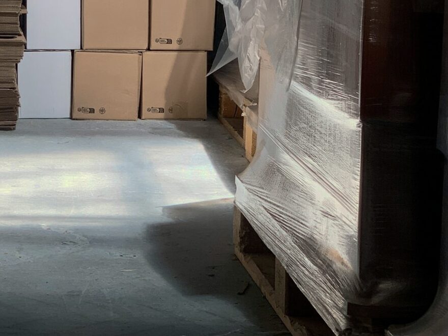 Palettierte, folienverpackte Ware in einem Lager