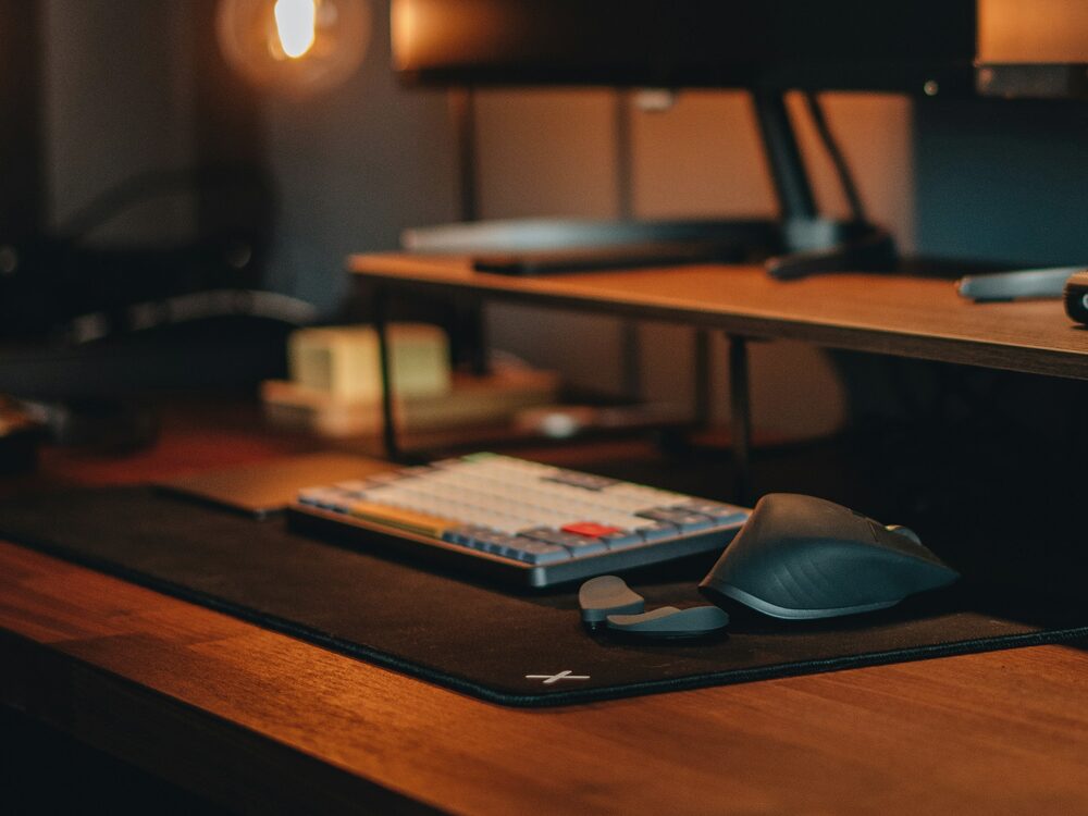 Arbeitsplatz mit Monitoren und Tastatur